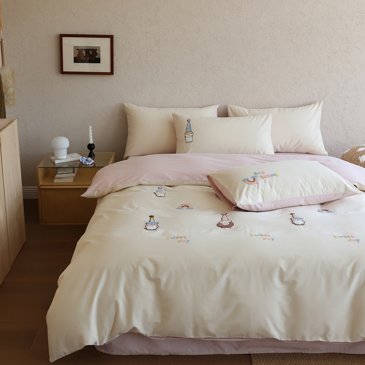 91家纺网 家纺一手货源 找家纺 时光里 2025新款全棉100S卡通风磨毛毛巾绣四件套 快乐小红帽