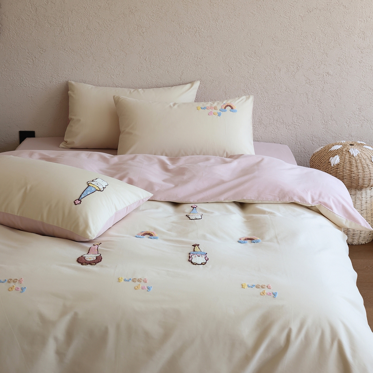 91家纺网 家纺一手货源 找家纺 时光里 2025新款全棉100S卡通风磨毛毛巾绣四件套 快乐小红帽