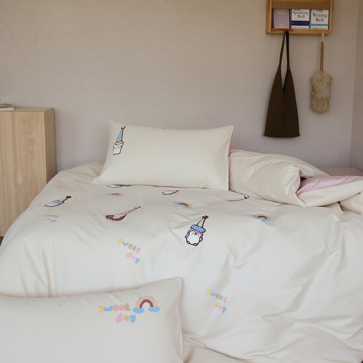 91家纺网 家纺一手货源 找家纺 时光里 2025新款全棉100S卡通风磨毛毛巾绣四件套 快乐小红帽