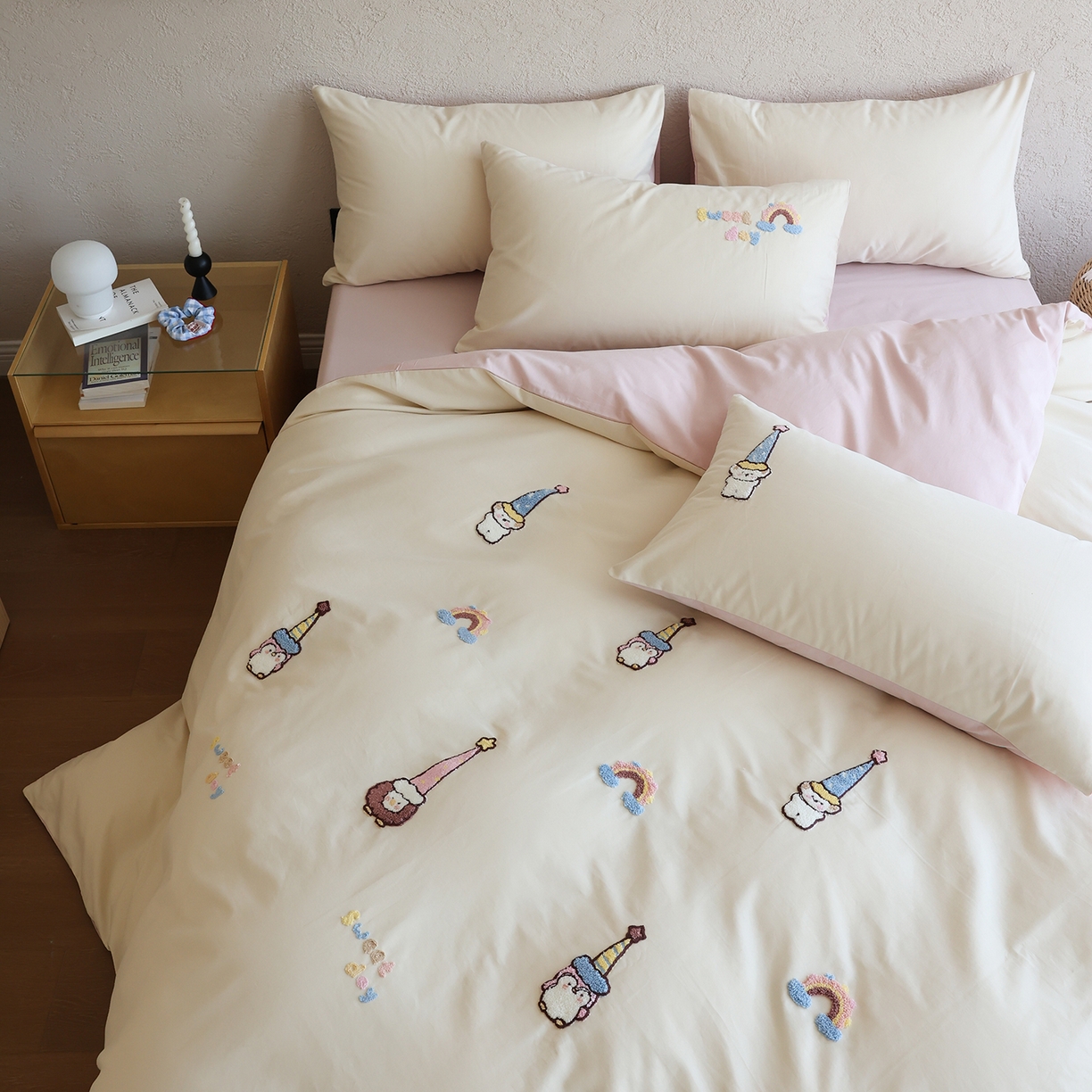 91家纺网 家纺一手货源 找家纺 时光里 2025新款全棉100S卡通风磨毛毛巾绣四件套 快乐小红帽