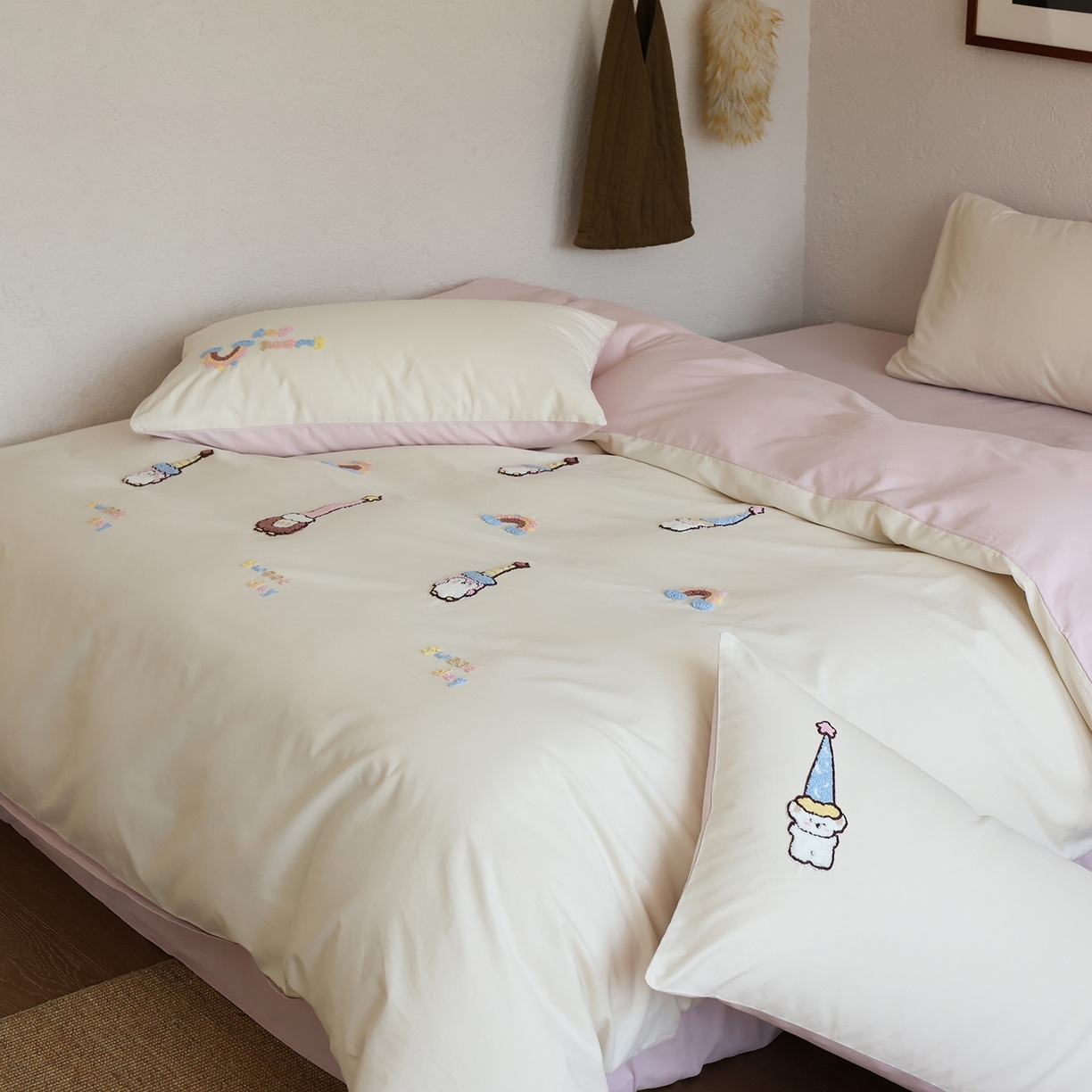 91家纺网 家纺一手货源 找家纺 时光里 2025新款全棉100S卡通风磨毛毛巾绣四件套 快乐小红帽