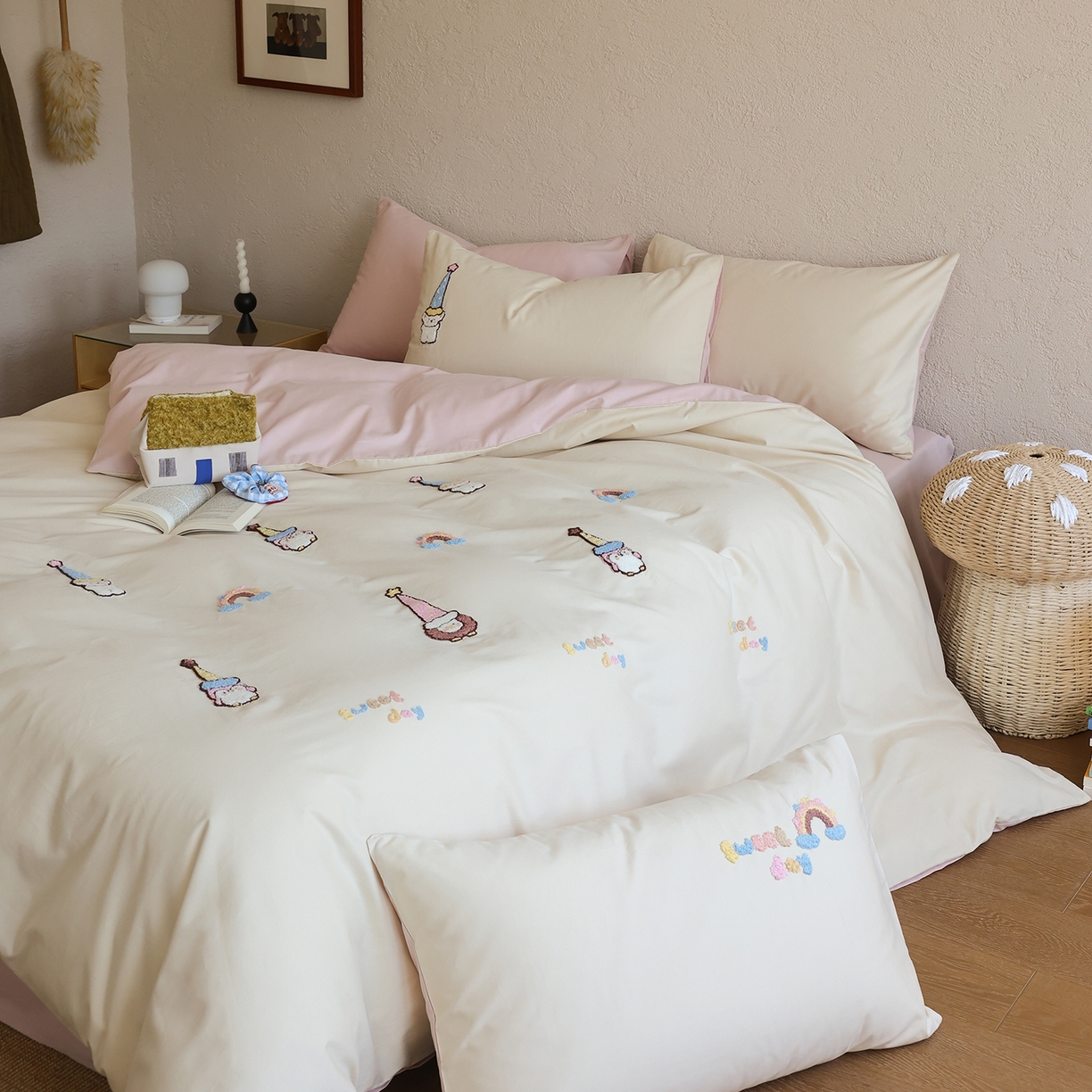 91家纺网 家纺一手货源 找家纺 时光里 2025新款全棉100S卡通风磨毛毛巾绣四件套 快乐小红帽