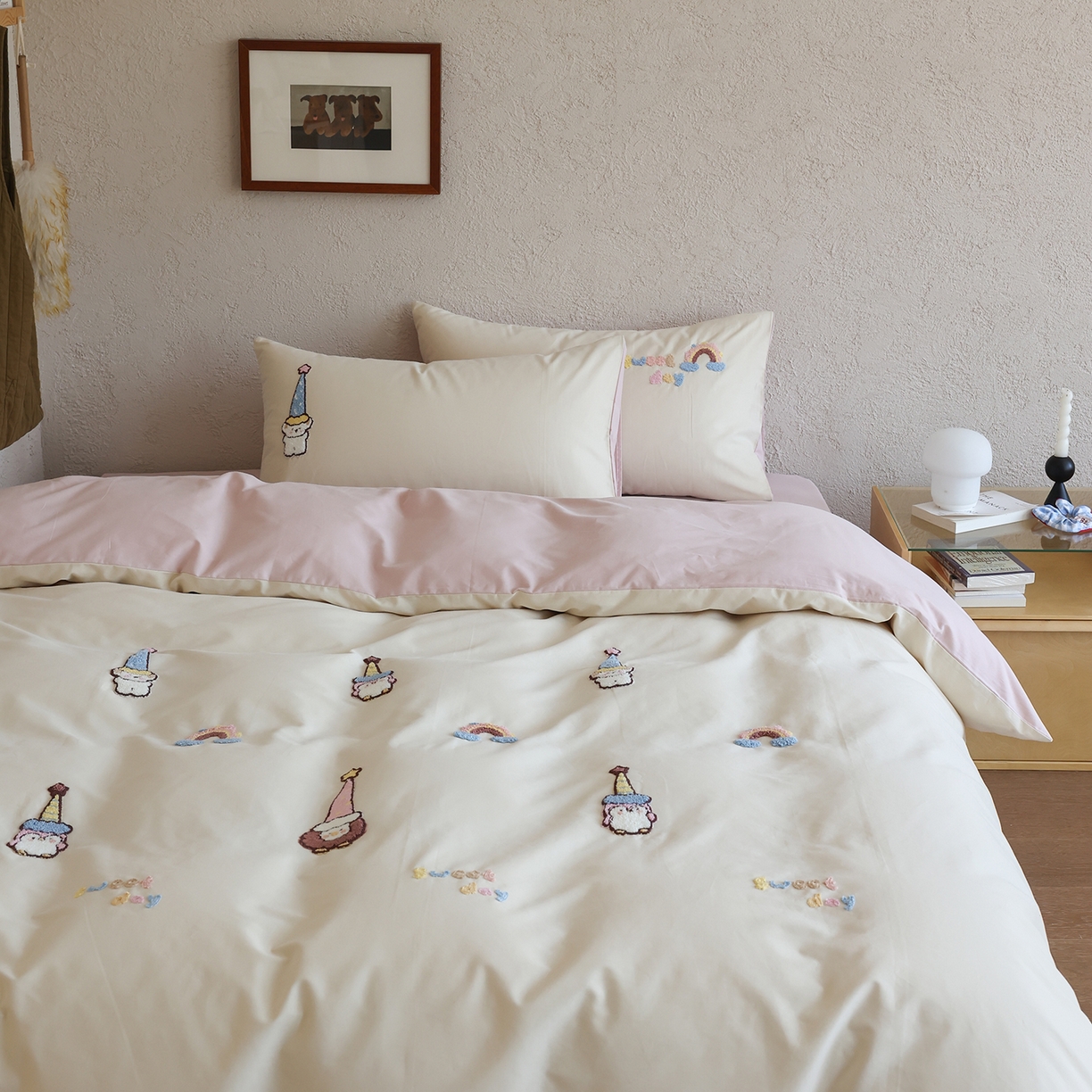 91家纺网 家纺一手货源 找家纺 时光里 2025新款全棉100S卡通风磨毛毛巾绣四件套 快乐小红帽