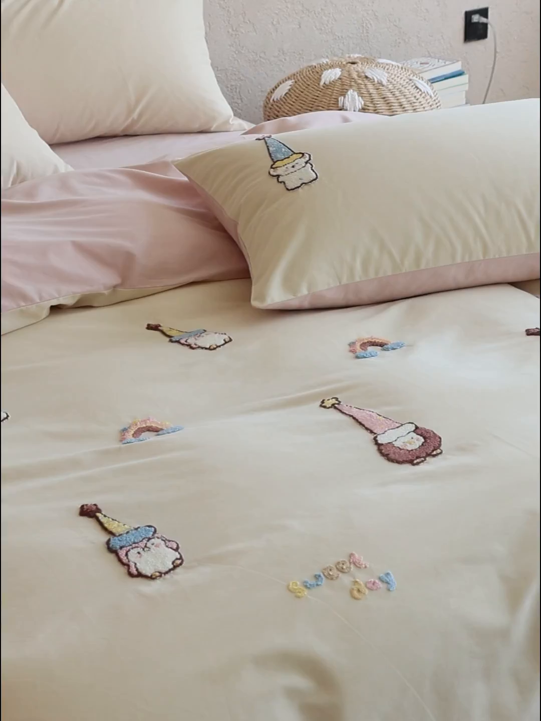 91家纺网 家纺一手货源 找家纺 时光里 2025新款全棉100S卡通风磨毛毛巾绣四件套 快乐小红帽