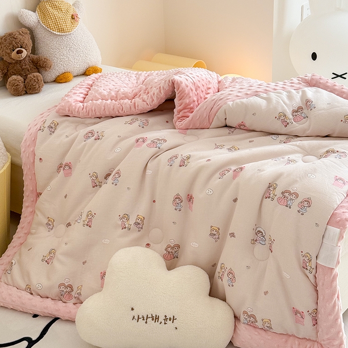91家纺网 家纺一手货源 找家纺 嗨生活 2025新款全棉双层纱豆豆被儿童被春秋被冬被幼儿园被子系列 幸福女孩