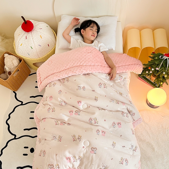 91家纺网 家纺一手货源 找家纺 嗨生活 2025新款全棉双层纱豆豆被儿童被春秋被冬被幼儿园被子系列 幸福女孩