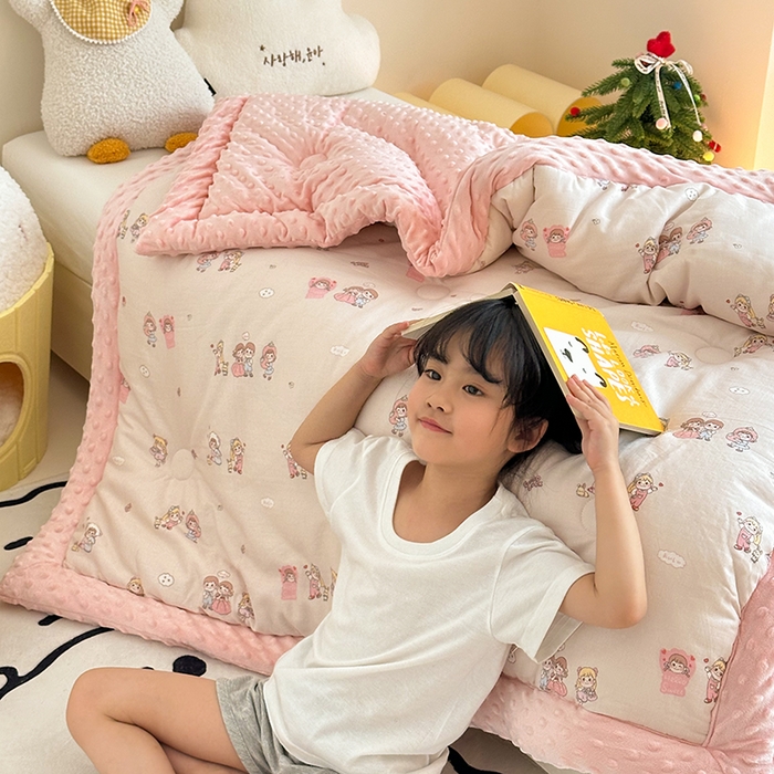 91家纺网 家纺一手货源 找家纺 嗨生活 2025新款全棉双层纱豆豆被儿童被春秋被冬被幼儿园被子系列 幸福女孩