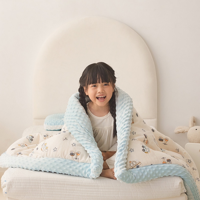 91家纺网 家纺一手货源 找家纺 嗨生活 2025新款全棉双层纱豆豆被儿童被春秋被冬被幼儿园被子系列 汽车乐园