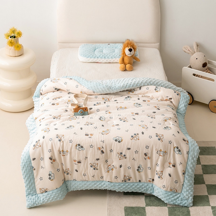91家纺网 家纺一手货源 找家纺 嗨生活 2025新款全棉双层纱豆豆被儿童被春秋被冬被幼儿园被子系列 汽车乐园