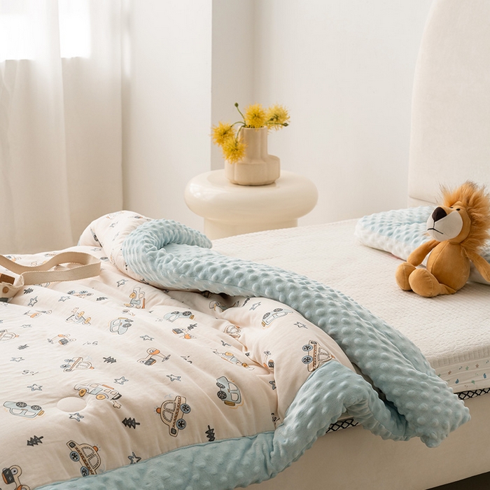 91家纺网 家纺一手货源 找家纺 嗨生活 2025新款全棉双层纱豆豆被儿童被春秋被冬被幼儿园被子系列 汽车乐园