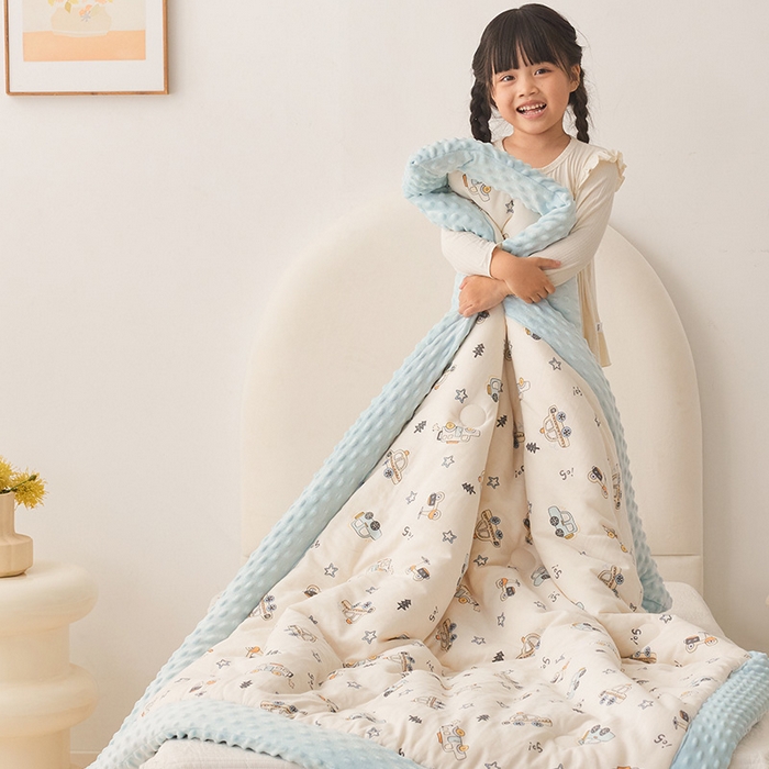 91家纺网 家纺一手货源 找家纺 嗨生活 2025新款全棉双层纱豆豆被儿童被春秋被冬被幼儿园被子系列 汽车乐园