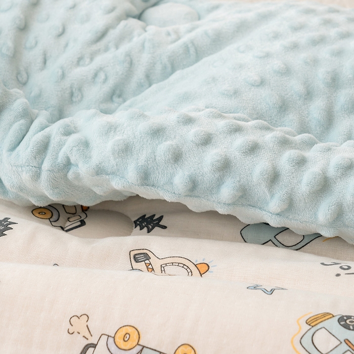 91家纺网 家纺一手货源 找家纺 嗨生活 2025新款全棉双层纱豆豆被儿童被春秋被冬被幼儿园被子系列 汽车乐园