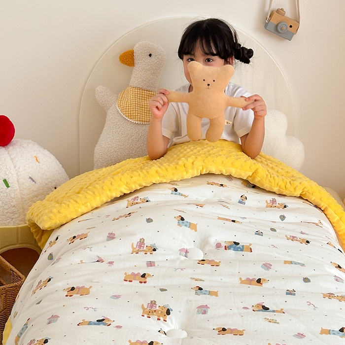 91家纺网 家纺一手货源 找家纺 嗨生活 2025新款全棉双层纱豆豆被儿童被春秋被冬被幼儿园被子系列 可爱腊肠狗