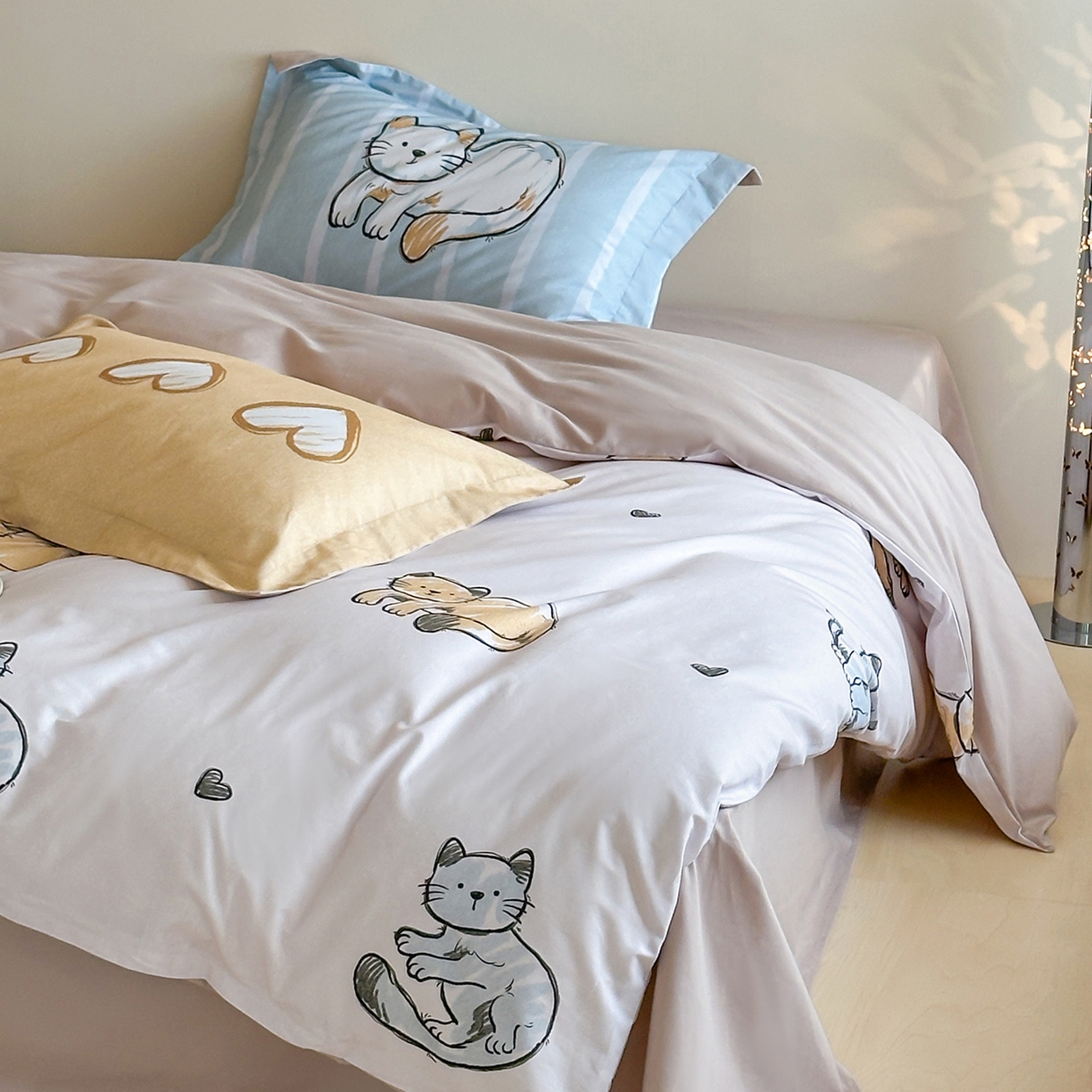 91家纺网 家纺一手货源 找家纺 时年家纺 2025新款全棉磨毛大版卡通印花系列套件 慵懒猫咪