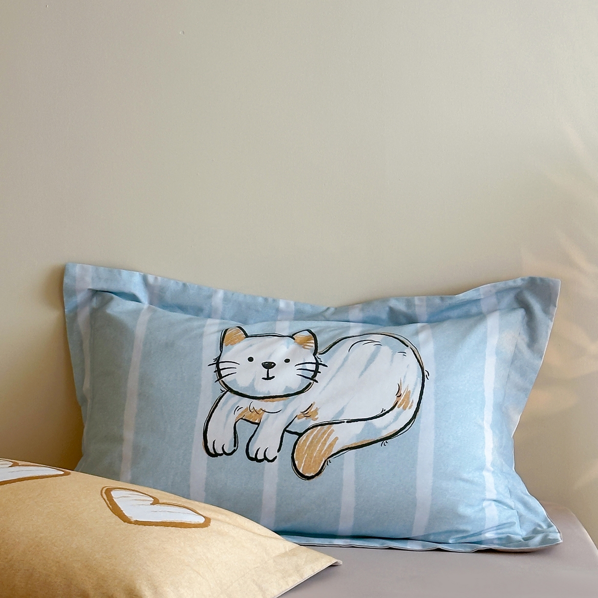 91家纺网 家纺一手货源 找家纺 时年家纺 2025新款全棉磨毛大版卡通印花系列套件 慵懒猫咪