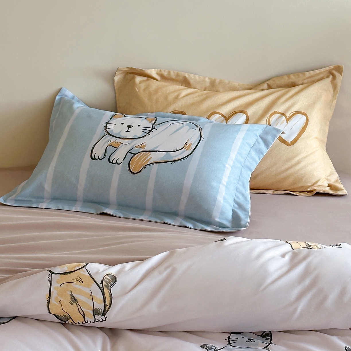 91家纺网 家纺一手货源 找家纺 时年家纺 2025新款全棉磨毛大版卡通印花系列套件 慵懒猫咪