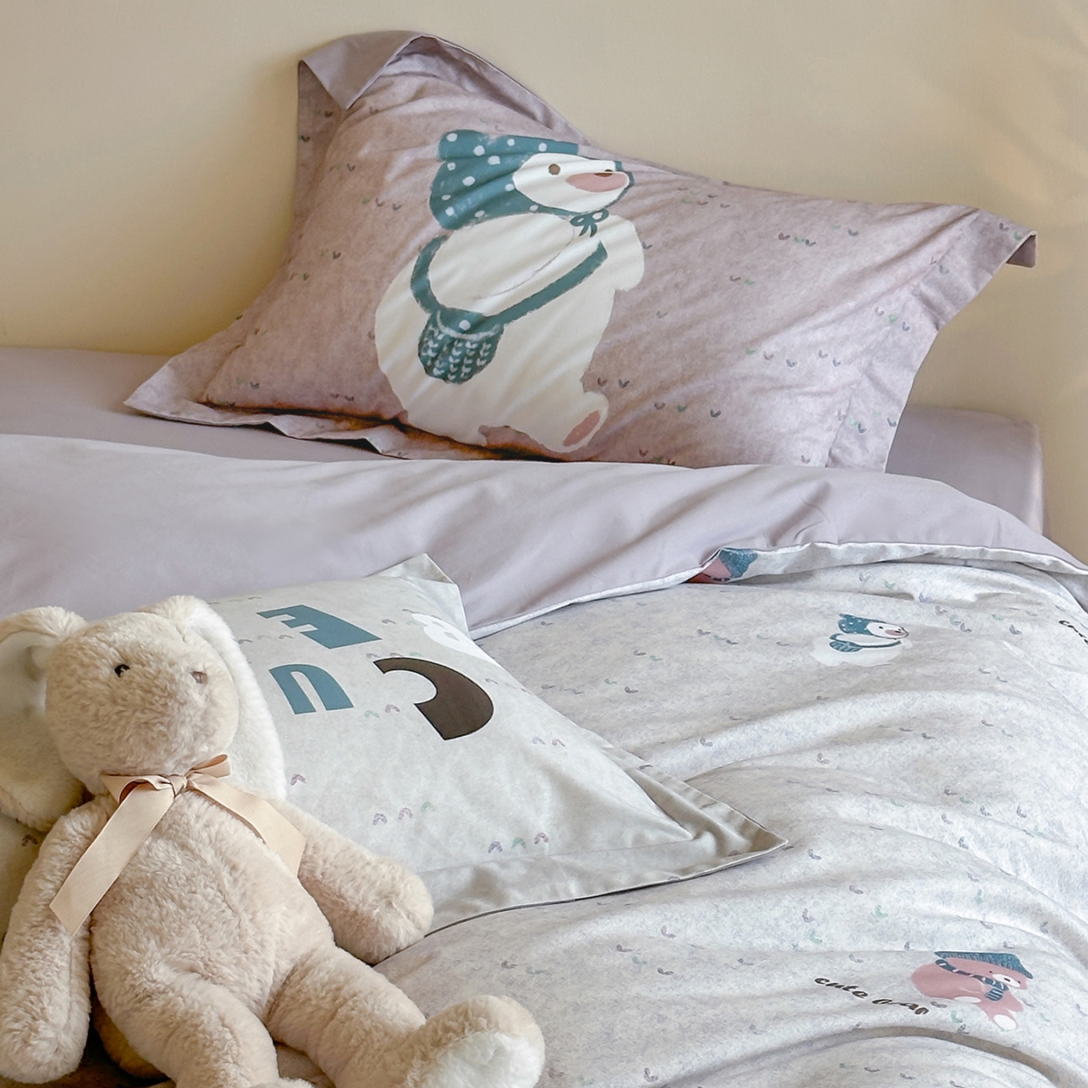 91家纺网 家纺一手货源 找家纺 时年家纺 2025新款全棉磨毛大版卡通印花系列套件 可爱熊宝