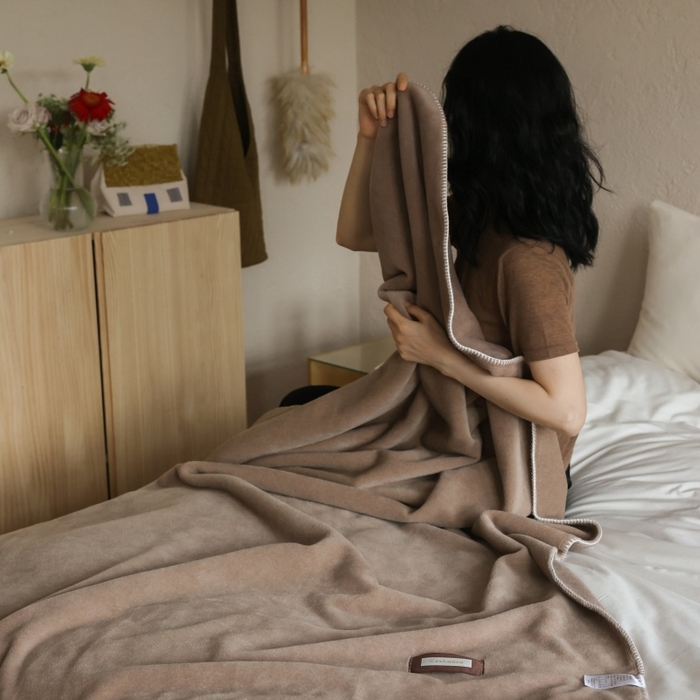 91家纺网 家纺一手货源 找家纺 法芙娜家纺 2025新款简约纯色仿羊绒毯【1m券后价格不得低于88元 1.5m券后价格不得低于148元 2m券后价格不得低于168元】 琥珀棕