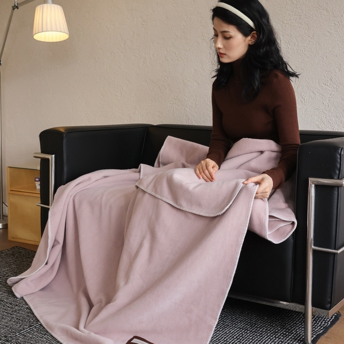 91家纺网 家纺一手货源 找家纺 法芙娜家纺 2025新款简约纯色仿羊绒毯【1m券后价格不得低于88元 1.5m券后价格不得低于148元 2m券后价格不得低于168元】 暮山紫