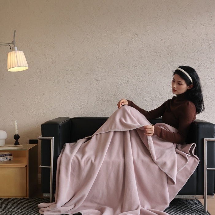 91家纺网 家纺一手货源 找家纺 法芙娜家纺 2025新款简约纯色仿羊绒毯【1m券后价格不得低于88元 1.5m券后价格不得低于148元 2m券后价格不得低于168元】 暮山紫