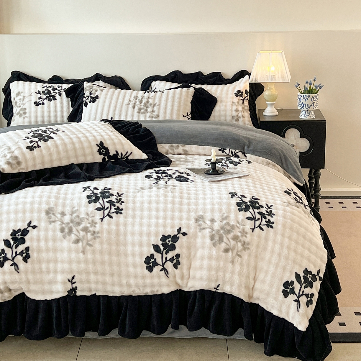 91家纺网 家纺一手货源 找家纺 言熙居家纺 2025新款A类兔毛绒韩版卡通花边四件套 墨枝