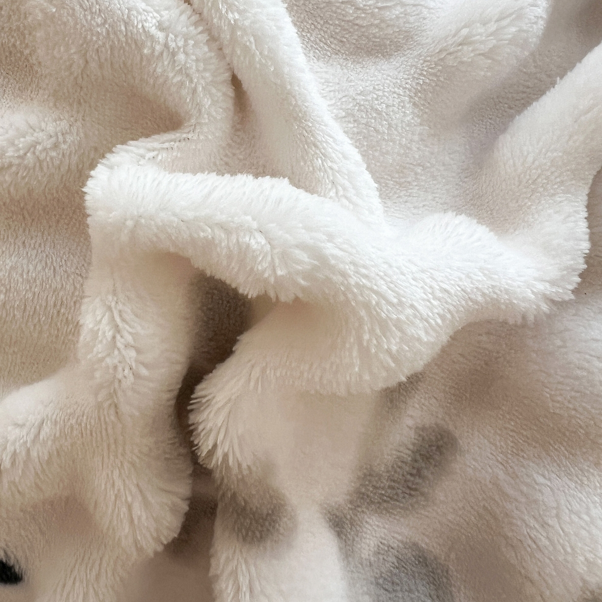 91家纺网 家纺一手货源 找家纺 言熙居家纺 2025新款A类兔毛绒韩版卡通花边四件套 墨枝