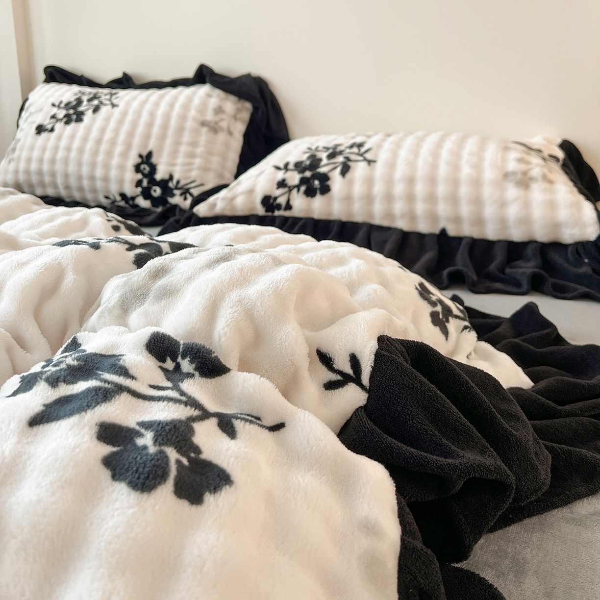 91家纺网 家纺一手货源 找家纺 言熙居家纺 2025新款A类兔毛绒韩版卡通花边四件套 墨枝