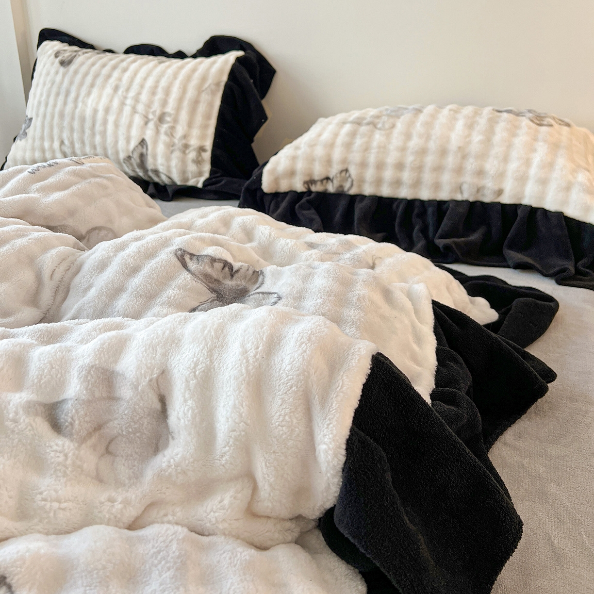 91家纺网 家纺一手货源 找家纺 言熙居家纺 2025新款A类兔毛绒韩版卡通花边四件套 幻蝶