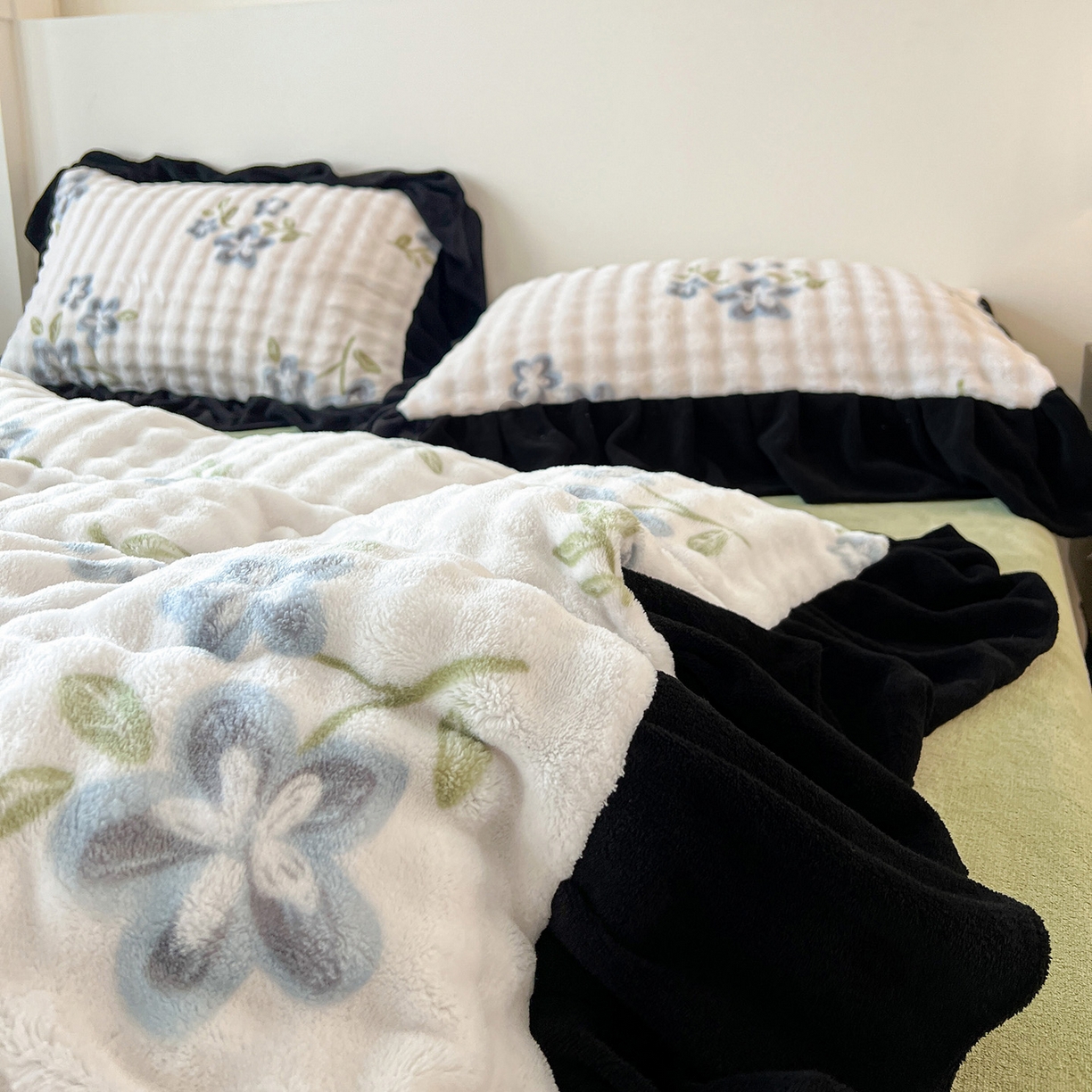 91家纺网 家纺一手货源 找家纺 言熙居家纺 2025新款A类兔毛绒韩版卡通花边四件套 映春