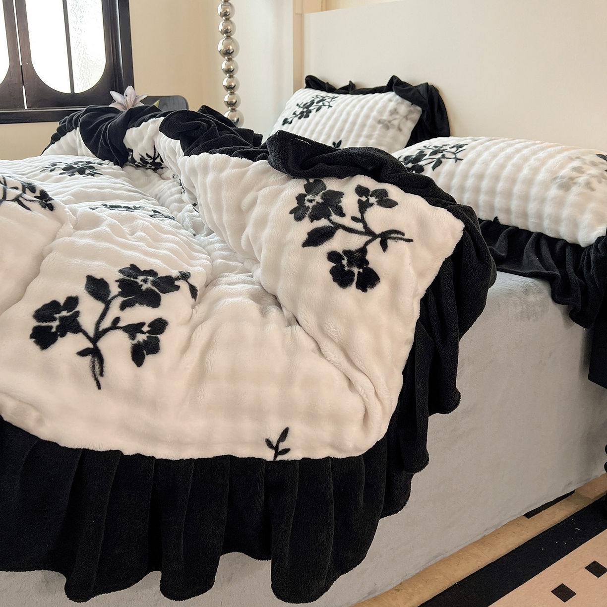 91家纺网 家纺一手货源 找家纺 言熙居家纺 2025新款A类兔毛绒韩版卡通花边四件套 墨枝