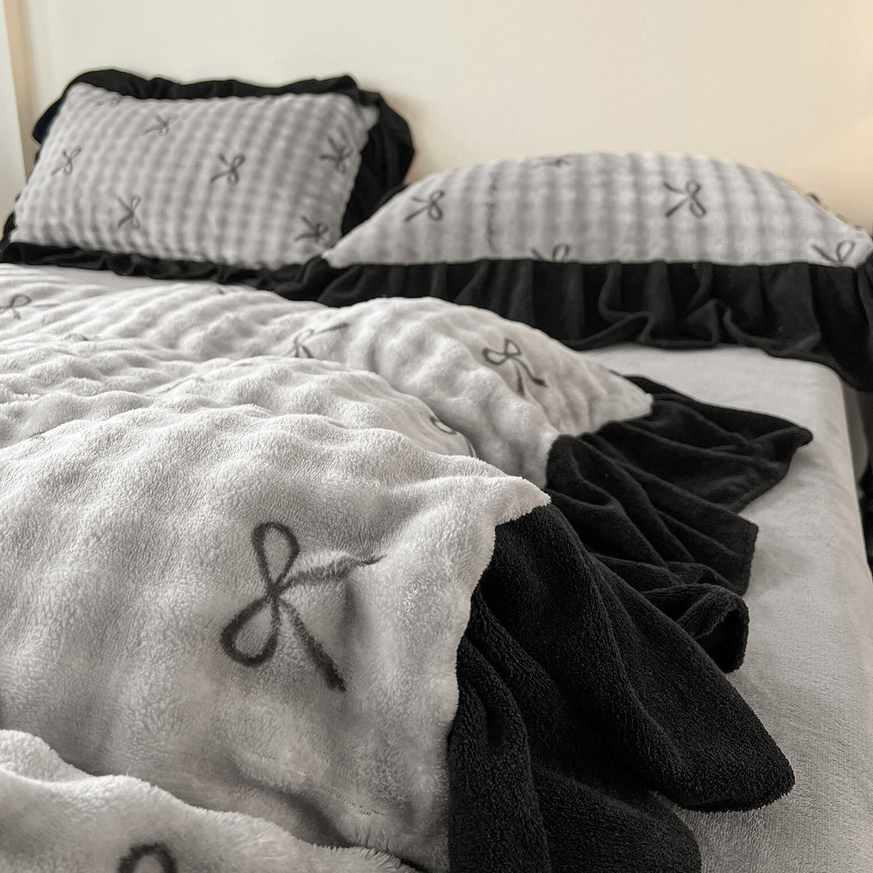 91家纺网 家纺一手货源 找家纺 言熙居家纺 2025新款A类兔毛绒韩版卡通花边四件套 蝴蝶结