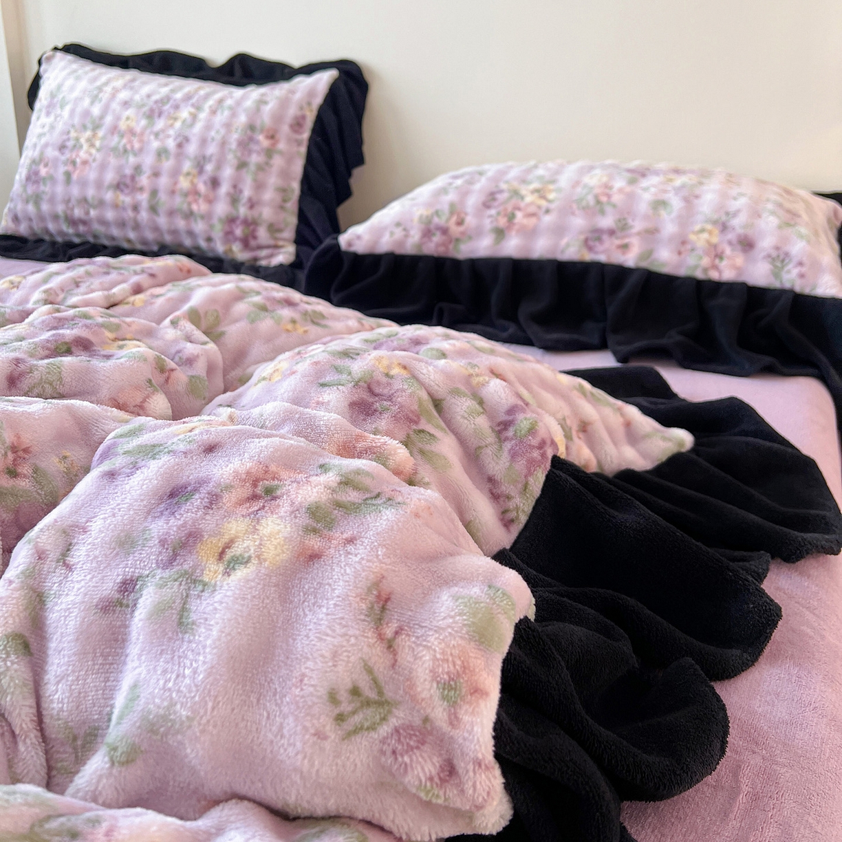 91家纺网 家纺一手货源 找家纺 言熙居家纺 2025新款A类兔毛绒韩版卡通花边四件套 花眠