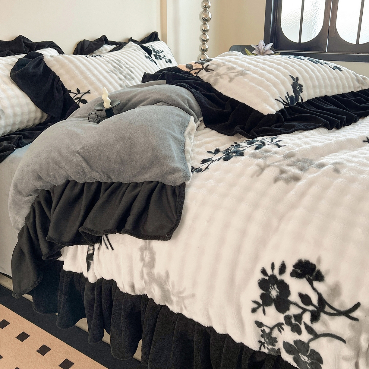 91家纺网 家纺一手货源 找家纺 言熙居家纺 2025新款A类兔毛绒韩版卡通花边四件套 墨枝