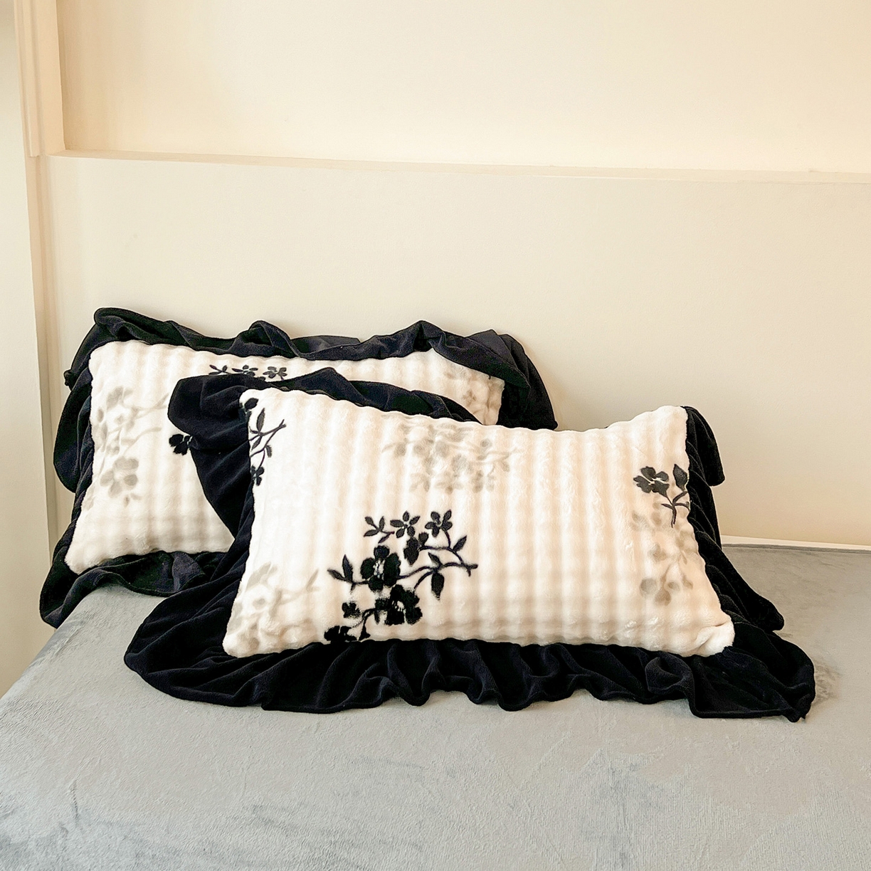 91家纺网 家纺一手货源 找家纺 言熙居家纺 2025新款A类兔毛绒韩版卡通花边四件套 墨枝