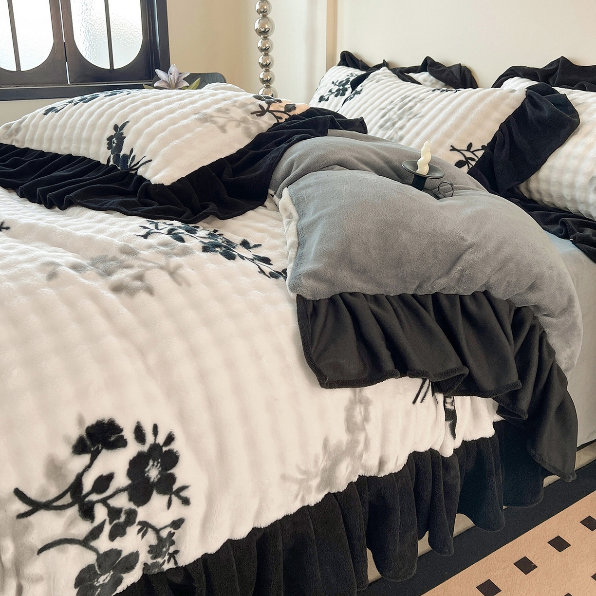 91家纺网 家纺一手货源 找家纺 言熙居家纺 2025新款A类兔毛绒韩版卡通花边四件套 墨枝