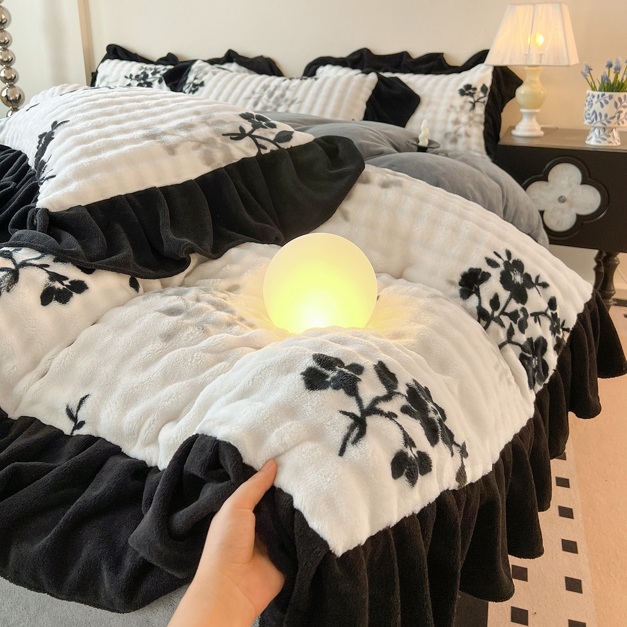 91家纺网 家纺一手货源 找家纺 言熙居家纺 2025新款A类兔毛绒韩版卡通花边四件套 墨枝