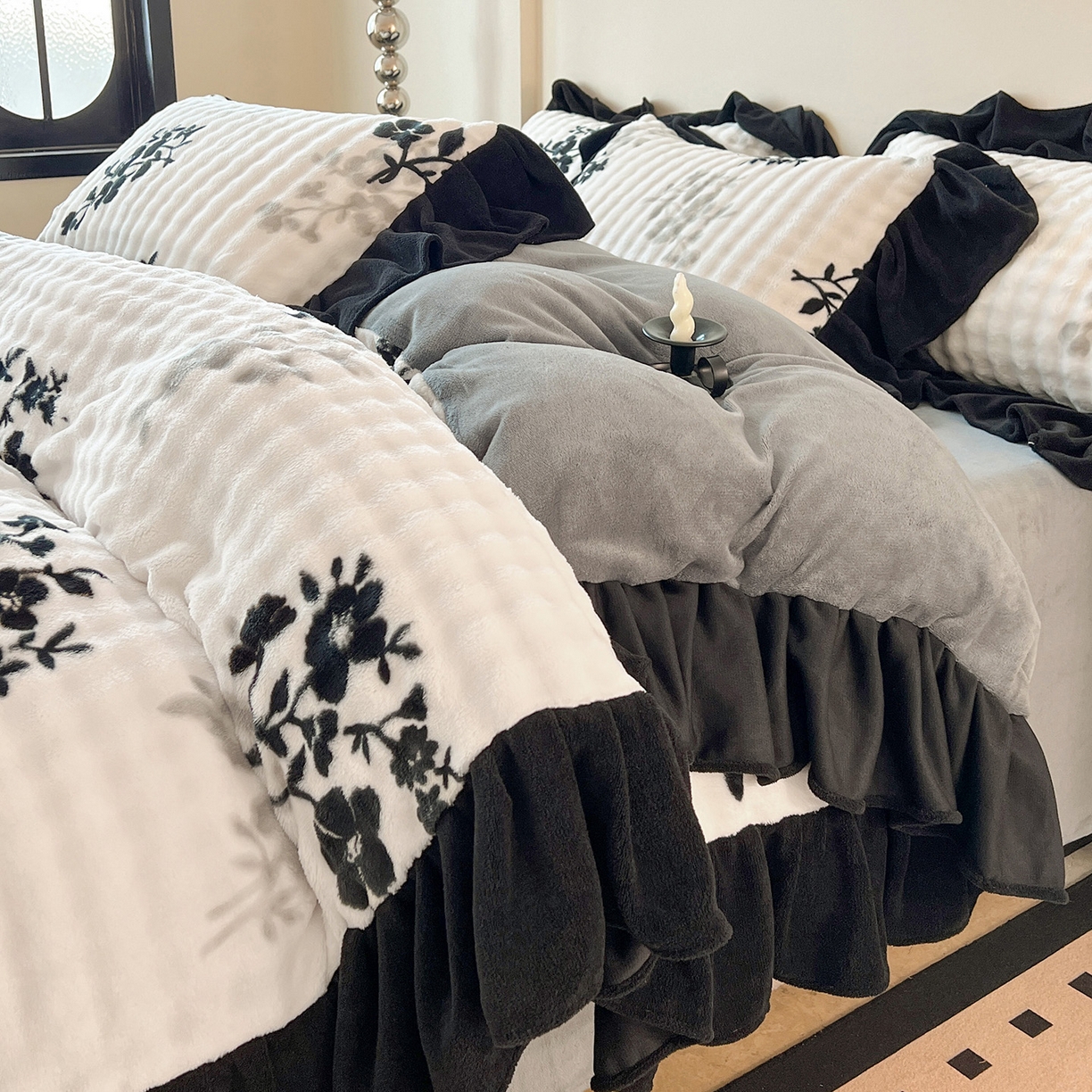 91家纺网 家纺一手货源 找家纺 言熙居家纺 2025新款A类兔毛绒韩版卡通花边四件套 墨枝