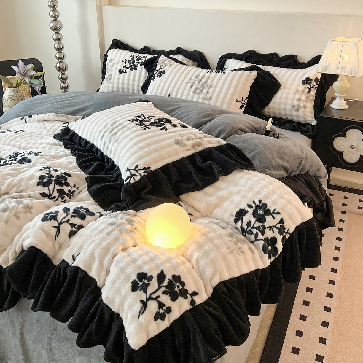 91家纺网 家纺一手货源 找家纺 言熙居家纺 2025新款A类兔毛绒韩版卡通花边四件套 墨枝