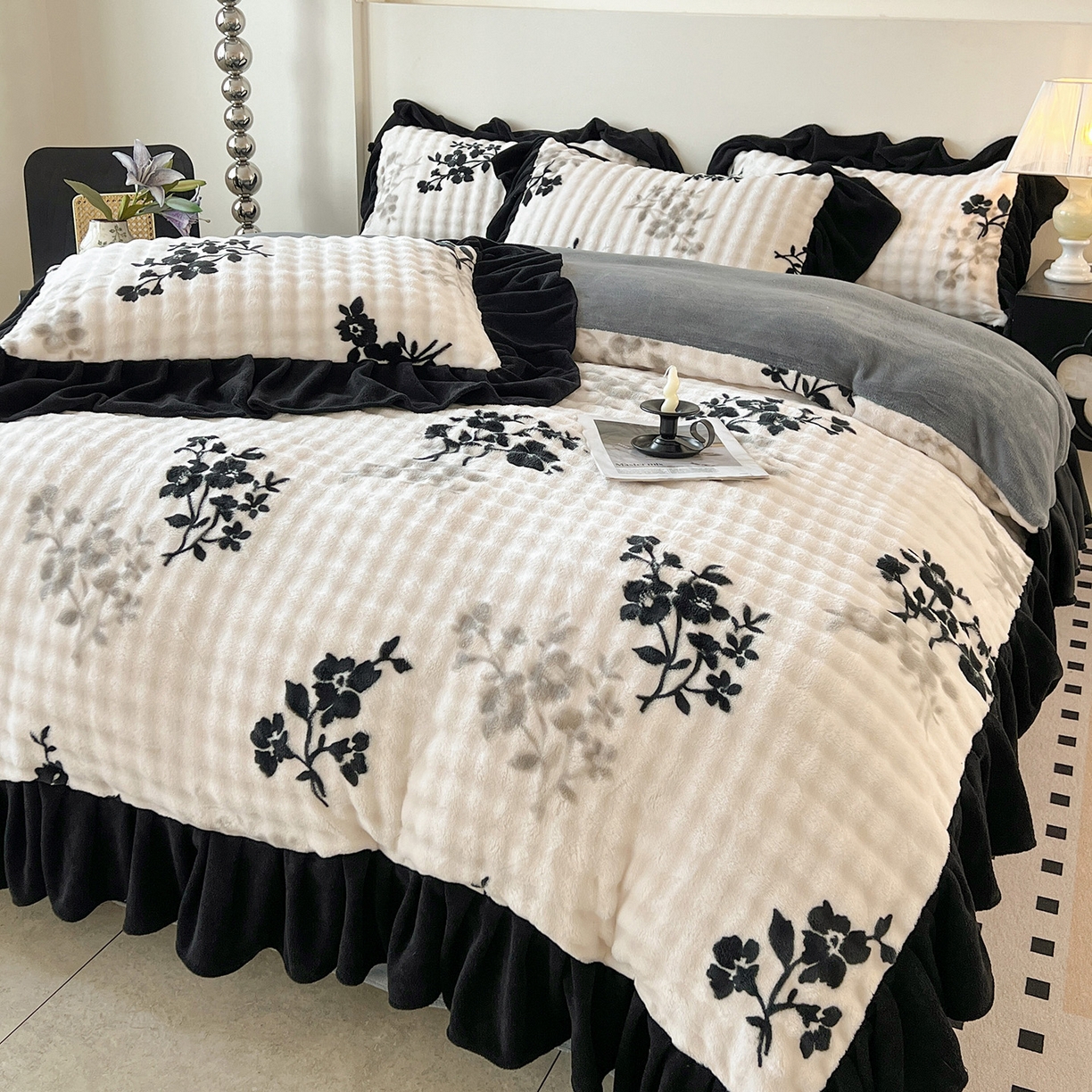 91家纺网 家纺一手货源 找家纺 言熙居家纺 2025新款A类兔毛绒韩版卡通花边四件套 墨枝