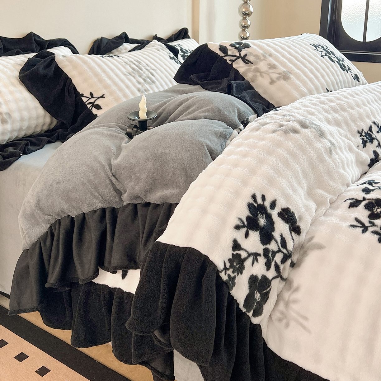 91家纺网 家纺一手货源 找家纺 言熙居家纺 2025新款A类兔毛绒韩版卡通花边四件套 墨枝