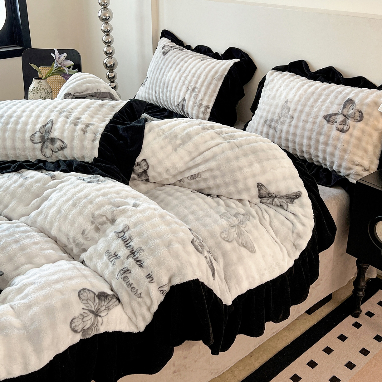 91家纺网 家纺一手货源 找家纺 言熙居家纺 2025新款A类兔毛绒韩版卡通花边四件套 幻蝶