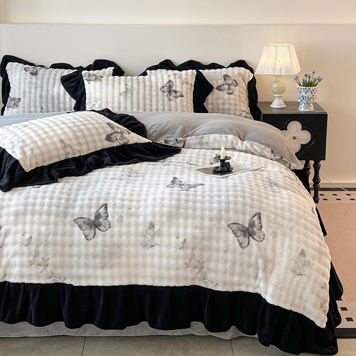 言熙居家纺 2025新款A类兔毛绒韩版卡通花边四件套 幻蝶