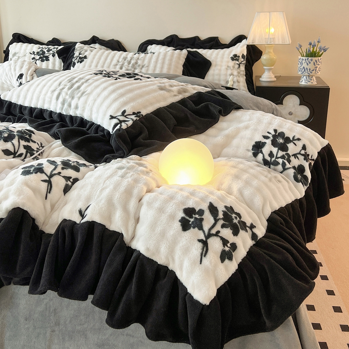 91家纺网 家纺一手货源 找家纺 言熙居家纺 2025新款A类兔毛绒韩版卡通花边四件套 墨枝