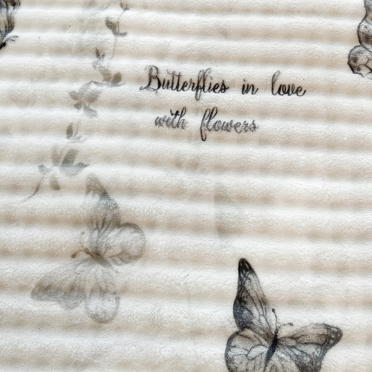 91家纺网 家纺一手货源 找家纺 言熙居家纺 2025新款A类兔毛绒韩版卡通花边四件套 幻蝶