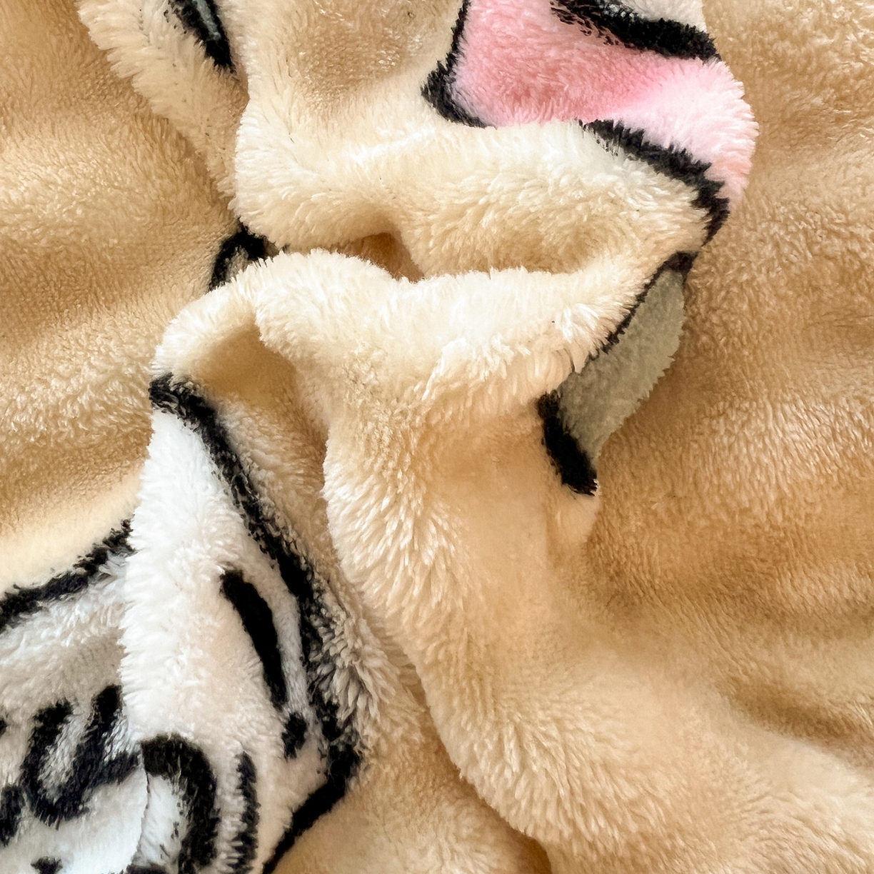 91家纺网 家纺一手货源 找家纺 言熙居家纺 2025新款A类兔毛绒韩版卡通花边四件套 休闲一刻