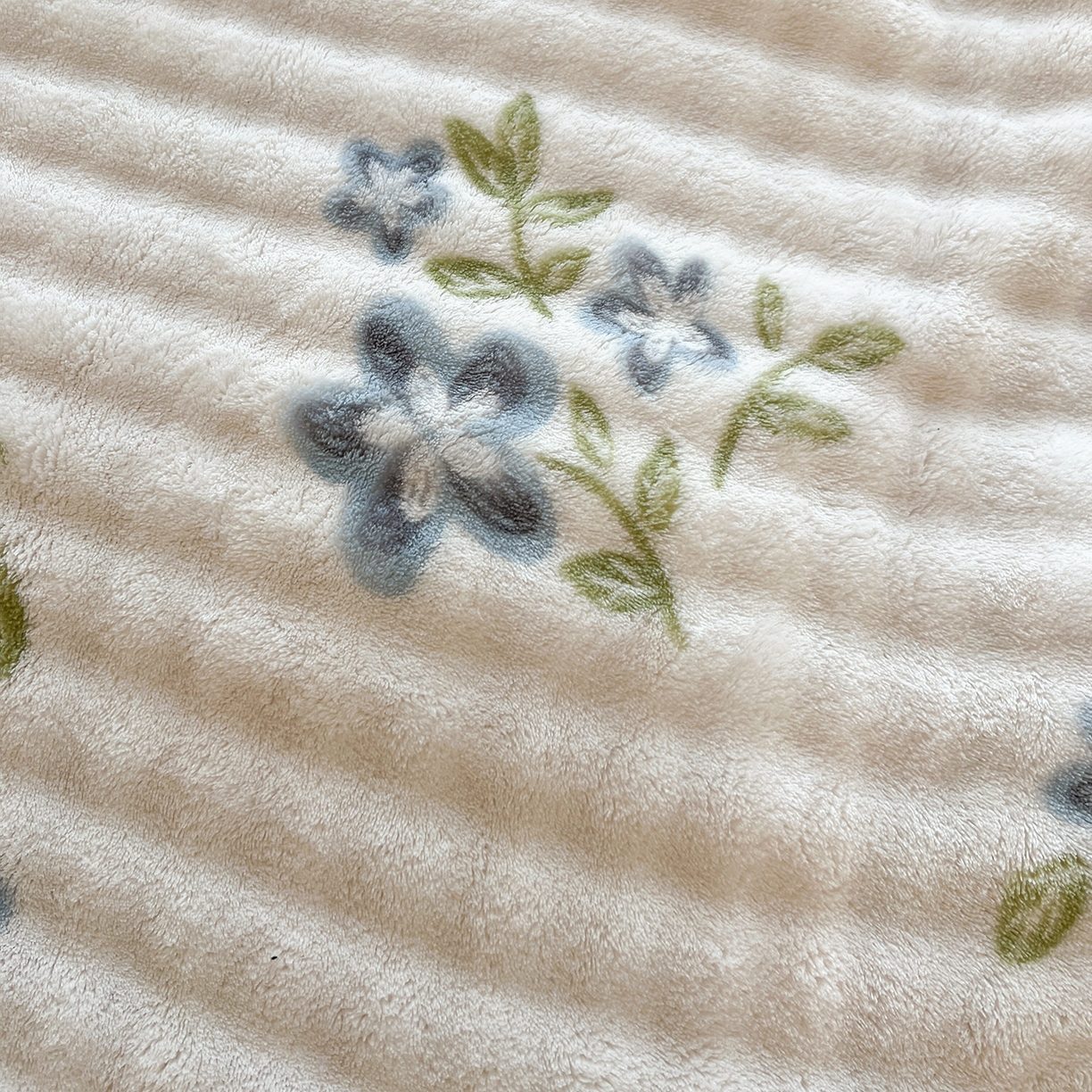 91家纺网 家纺一手货源 找家纺 言熙居家纺 2025新款A类兔毛绒韩版卡通花边四件套 映春