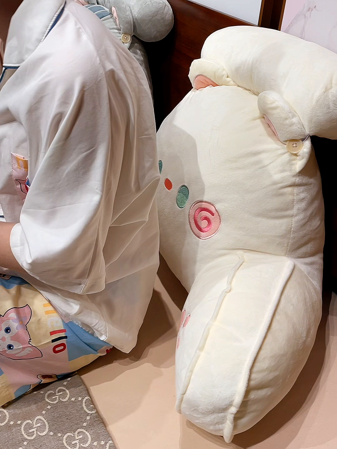 91家纺网 家纺一手货源 找家纺 （总）仟亿莱 2025新款超柔水晶绒铃铛猫拥抱式腰靠