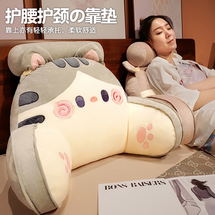 91家纺网 家纺一手货源 找家纺 仟亿莱 2025新款超柔水晶绒铃铛猫拥抱式腰靠 拥抱白猫