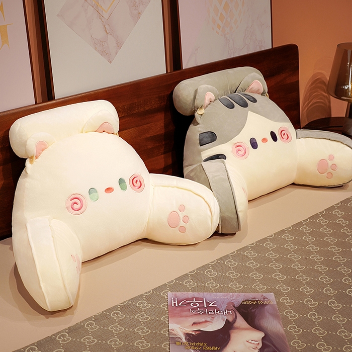 91家纺网 家纺一手货源 找家纺 仟亿莱 2025新款超柔水晶绒铃铛猫拥抱式腰靠 拥抱白猫