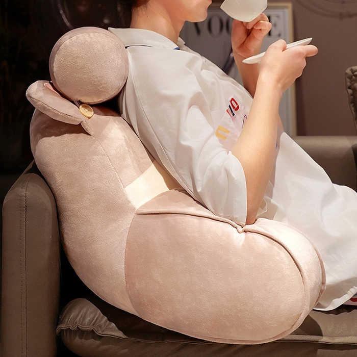 91家纺网 家纺一手货源 找家纺 仟亿莱 2025新款超柔水晶绒铃铛猫拥抱式腰靠 拥抱奶咖猫